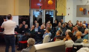 Ingenieur Sebastian Valouch spricht vor über 80 Interessierten zum Thema: „Wärmepumpen im Altbau – Planung und Praxis – ein Erfahrungsbericht mit einem ungedämmten Altbau (Bj. 1904)“