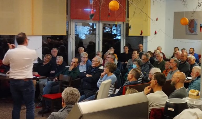 Ingenieur Sebastian Valouch spricht vor über 80 Interessierten zum Thema: „Wärmepumpen im Altbau – Planung und Praxis – ein Erfahrungsbericht mit einem ungedämmten Altbau (Bj. 1904)“